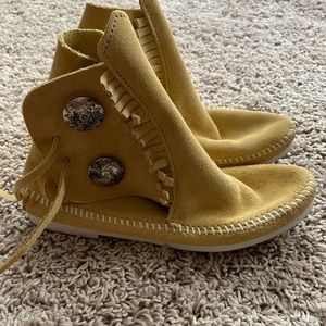 Beautiful Minnetonka moccasin 2 button boots